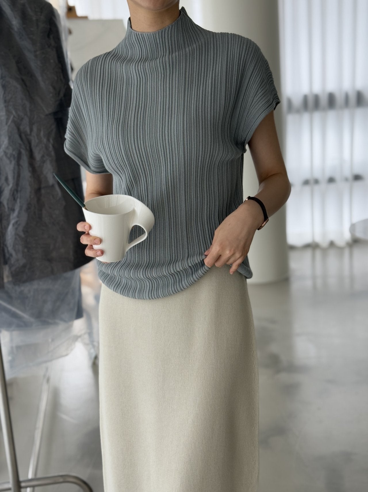 Lino Pleated Seamless Knit (Mock-neck) - Blue Grey