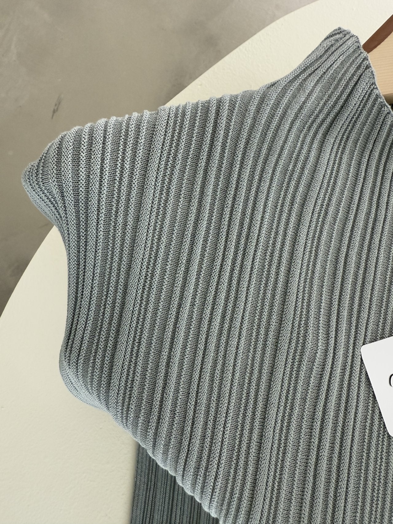 Lino Pleated Seamless Knit (Mock-neck) - Blue Grey