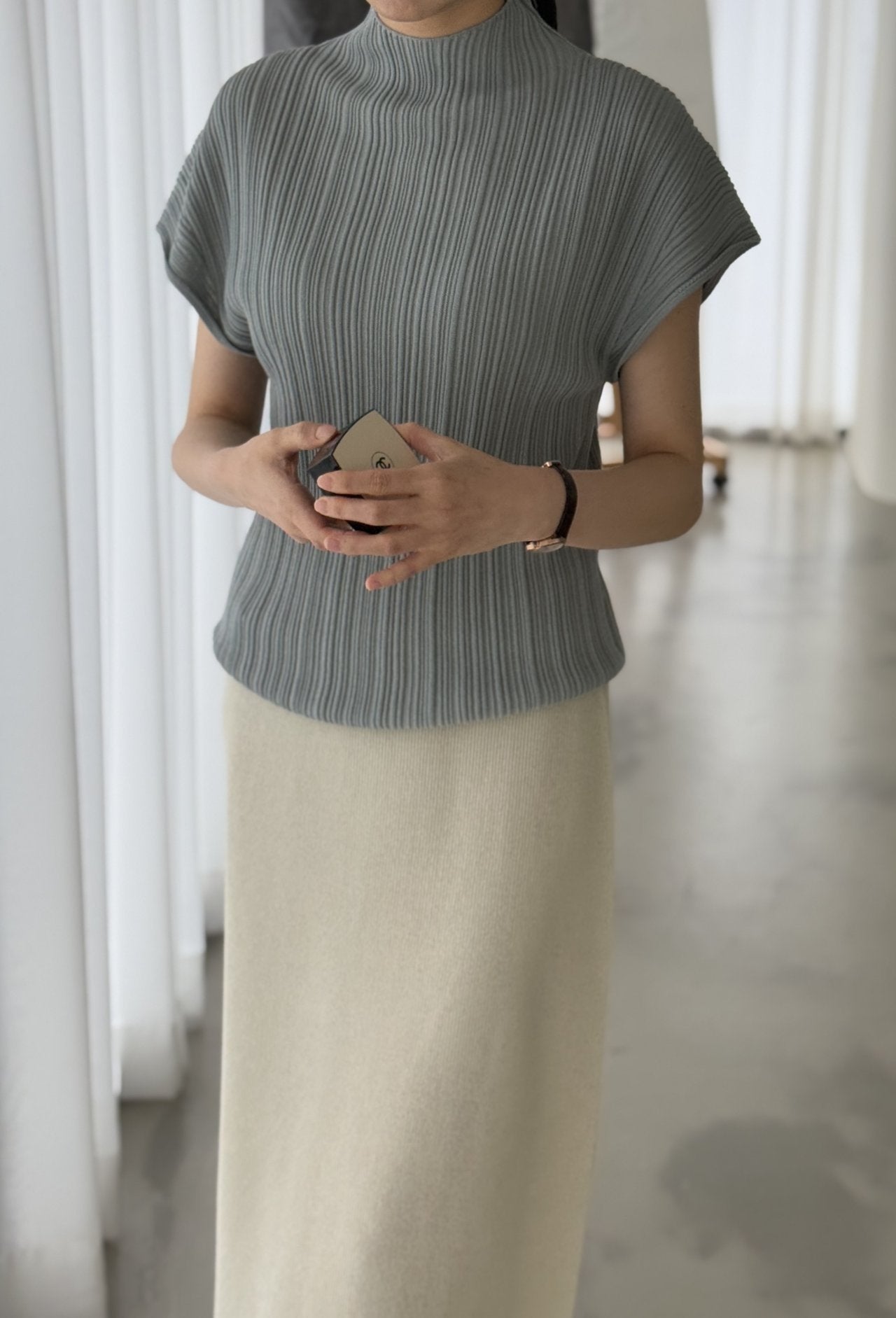 Lino Pleated Seamless Knit (Mock-neck) - Blue Grey