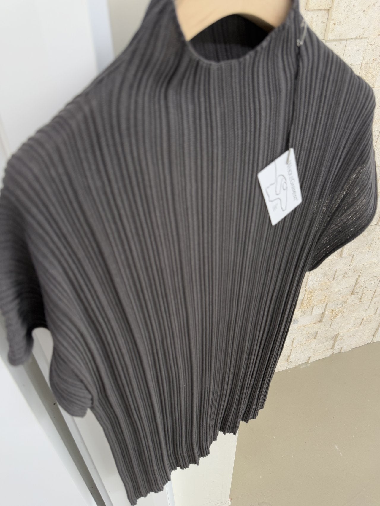 Lino Pleated Seamless Knit (Mock-neck) -  Charcoal