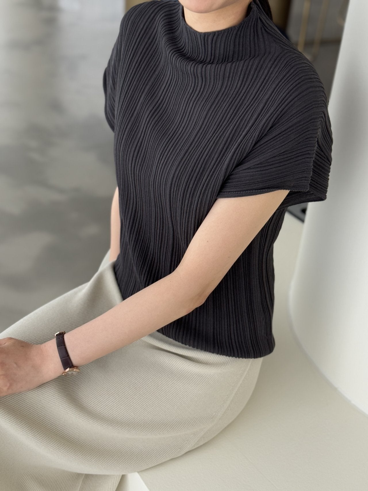 Lino Pleated Seamless Knit (Mock-neck) -  Charcoal