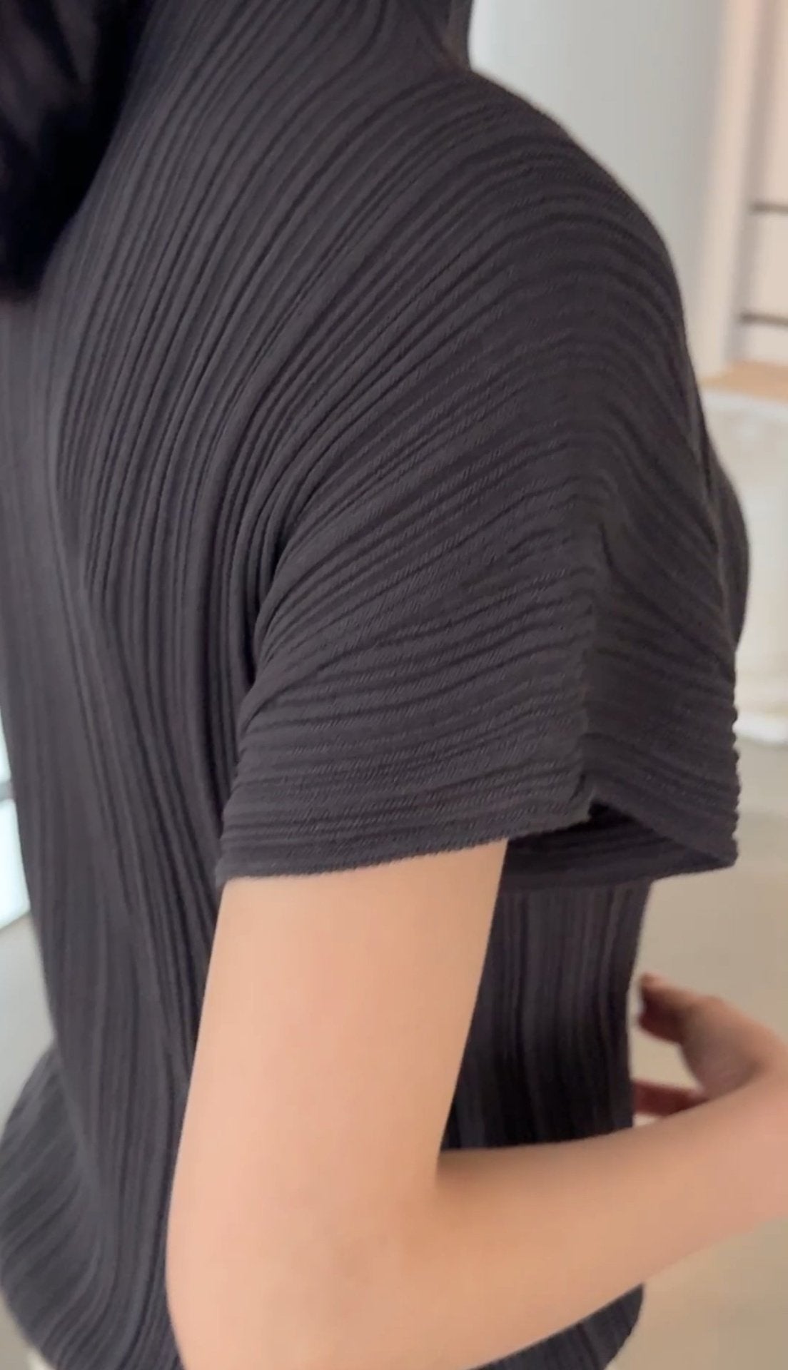 Lino Pleated Seamless Knit (Mock-neck) -  Charcoal