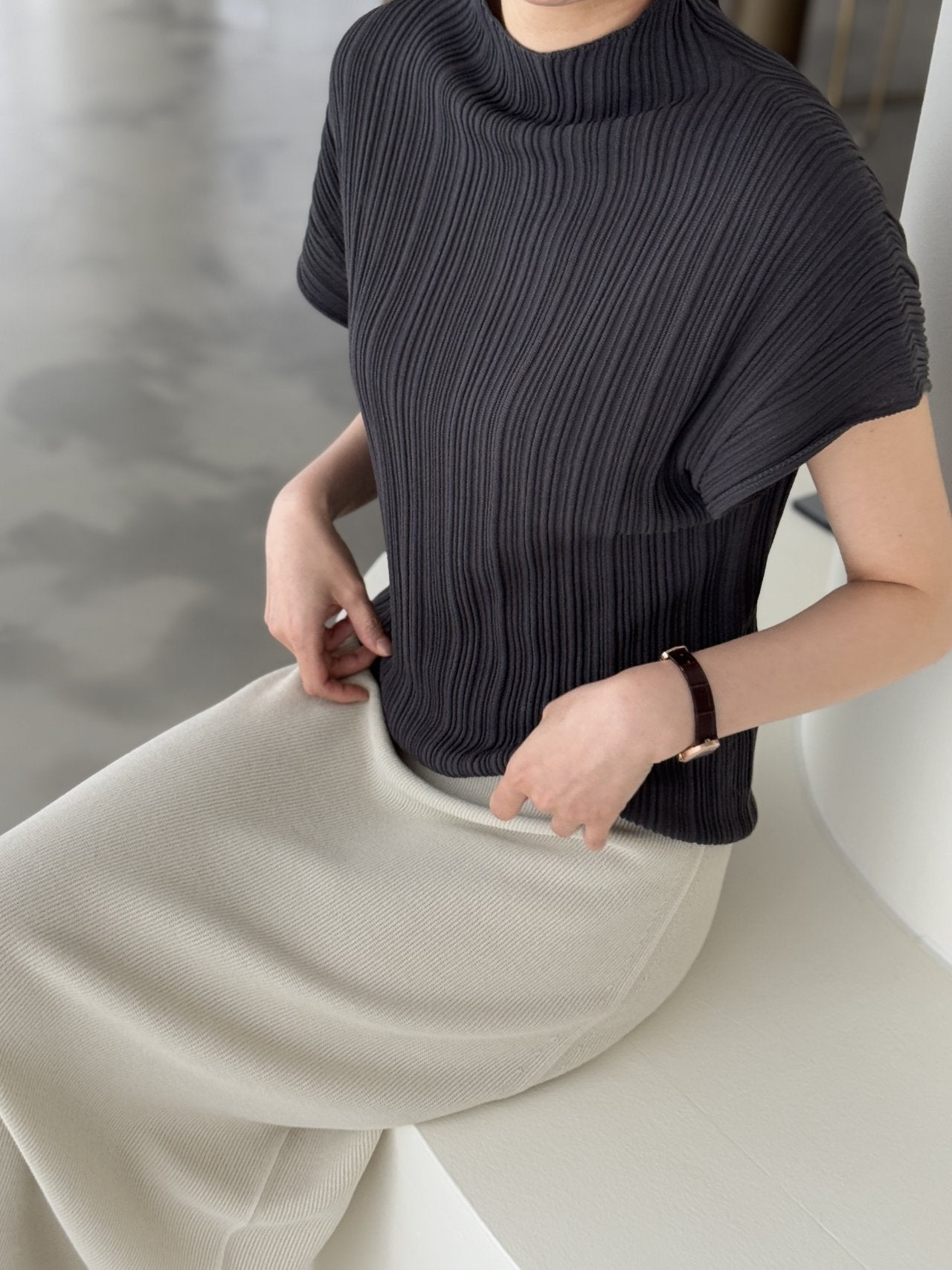 Lino Pleated Seamless Knit (Mock-neck) -  Charcoal