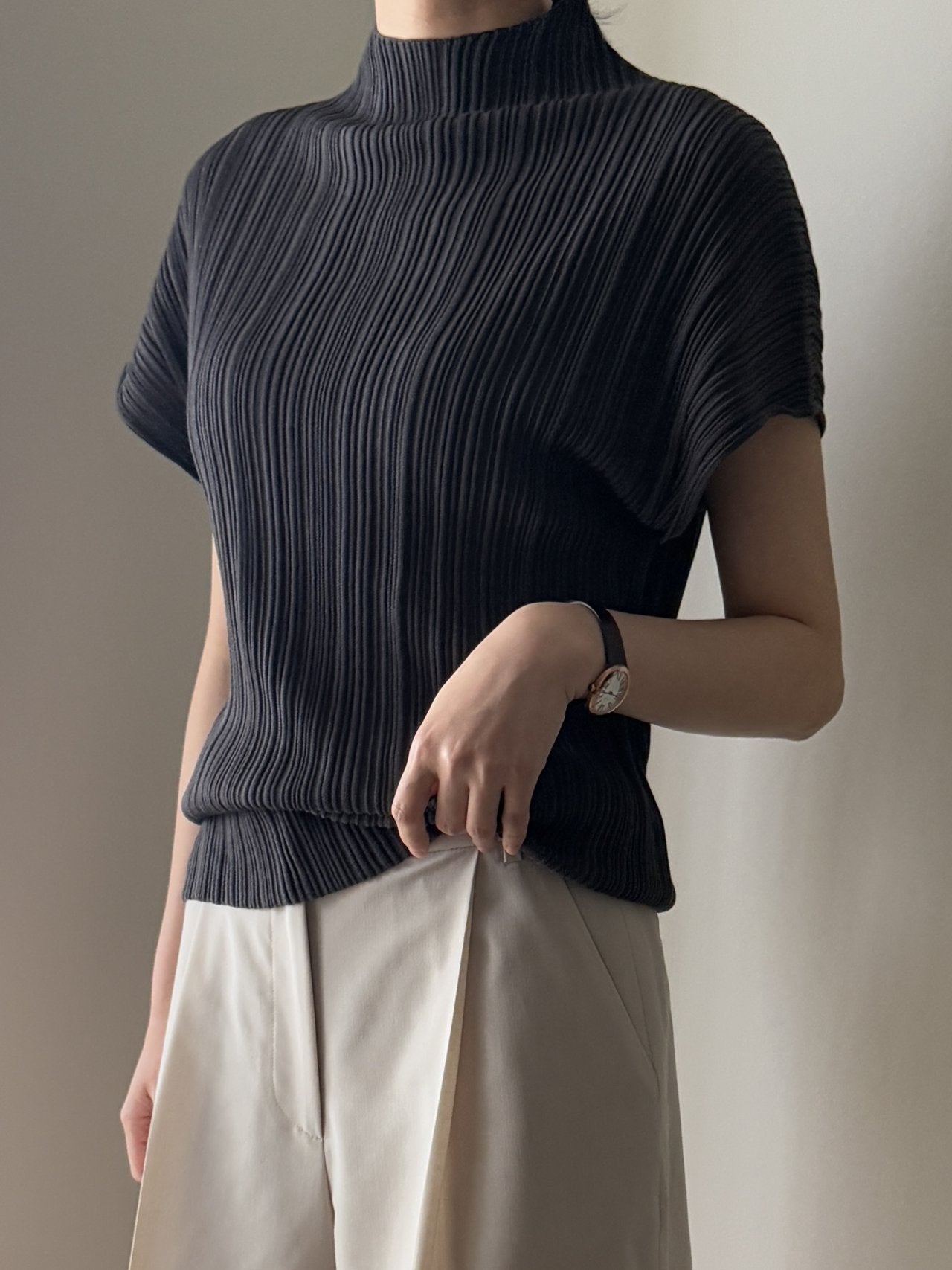 Lino Pleated Seamless Knit (Mock-neck) -  Charcoal