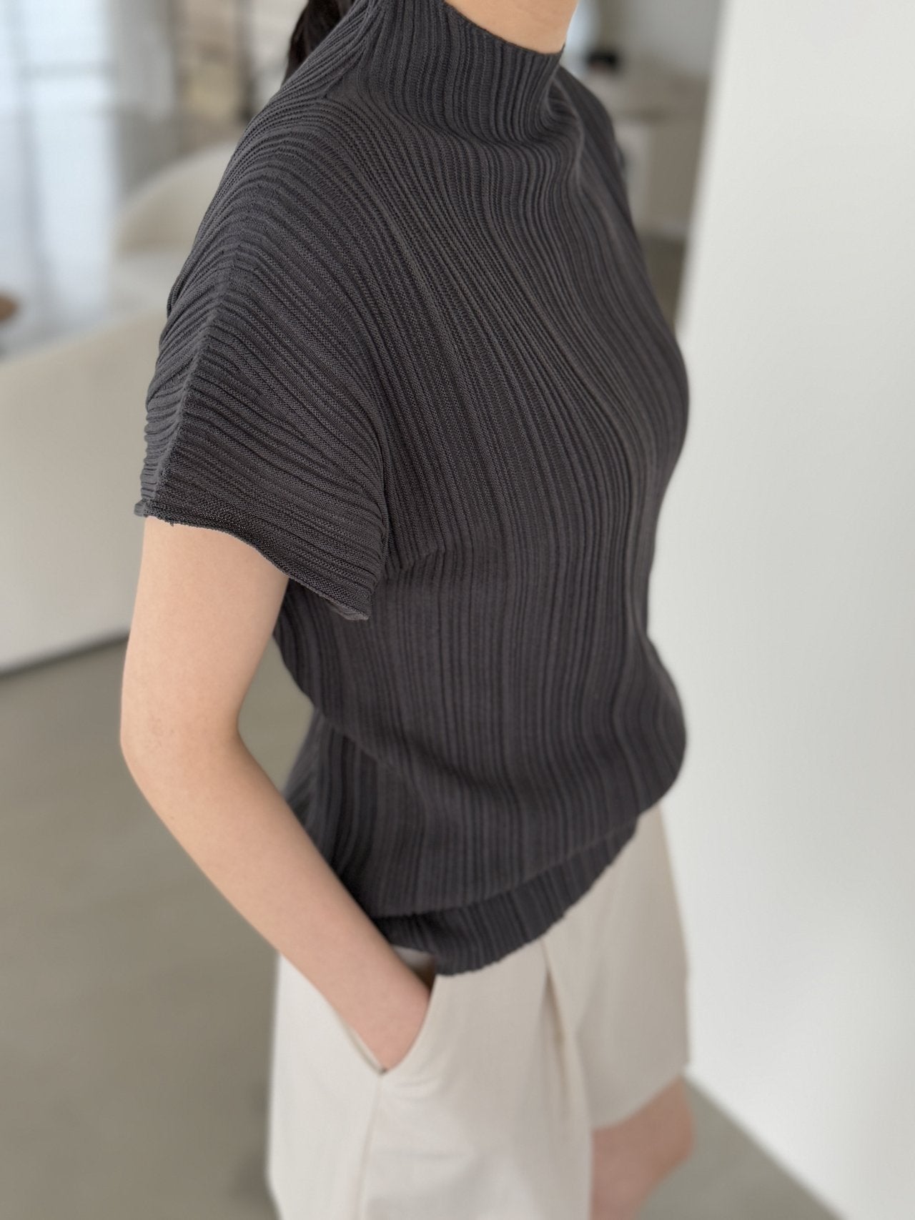 Lino Pleated Seamless Knit (Mock-neck) -  Charcoal