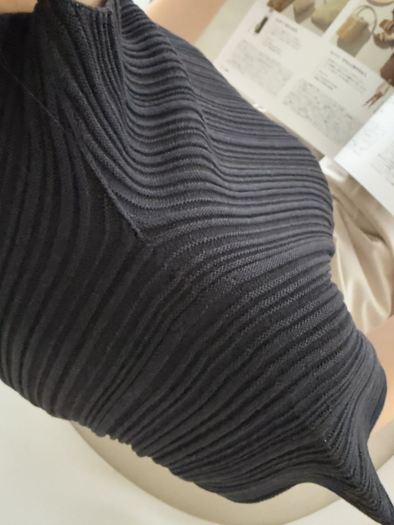 Lino Pleated Seamless Knit (Mock-neck) - Black