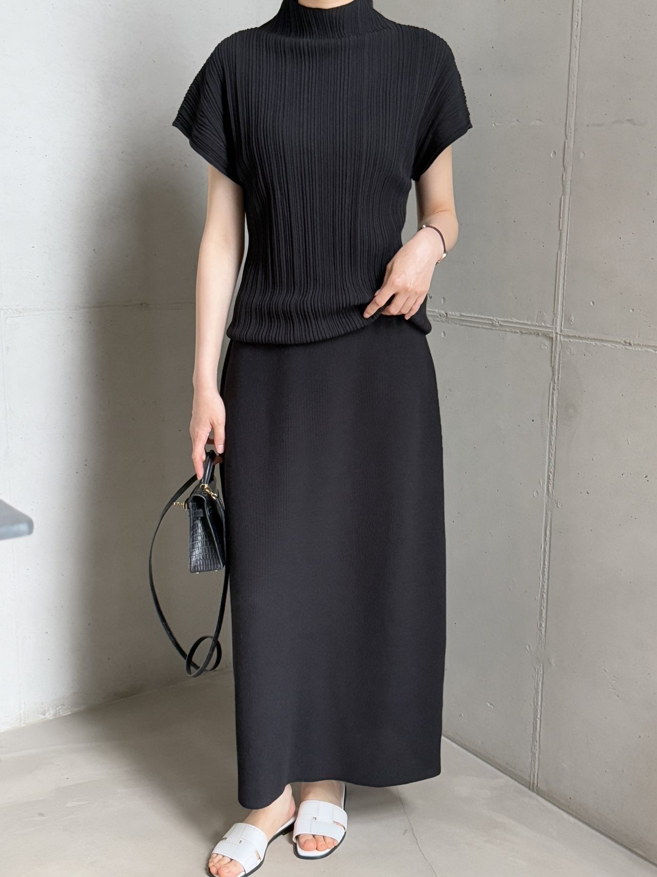 Lino Pleated Seamless Knit (Mock-neck) - Black