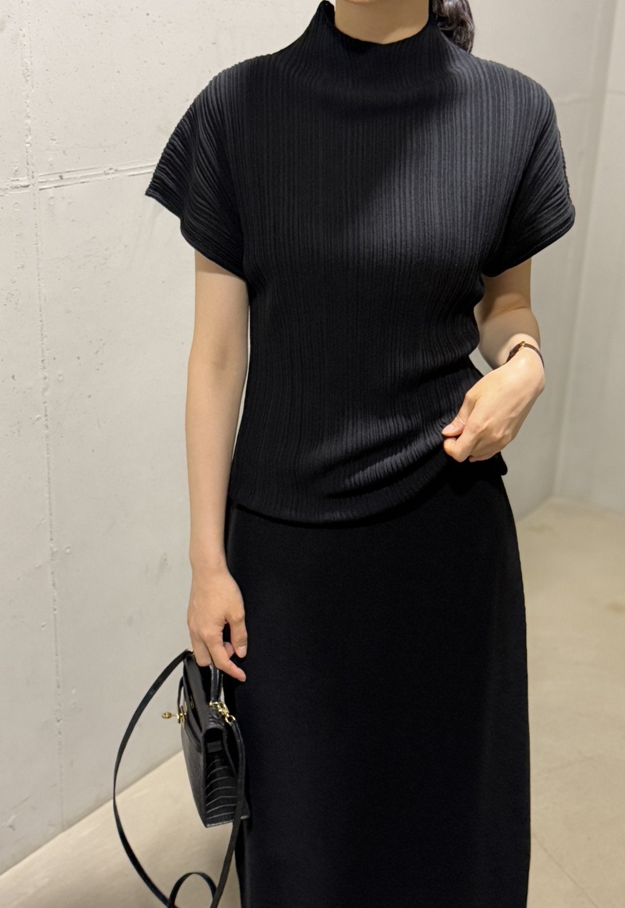 Lino Pleated Seamless Knit (Mock-neck) - Black