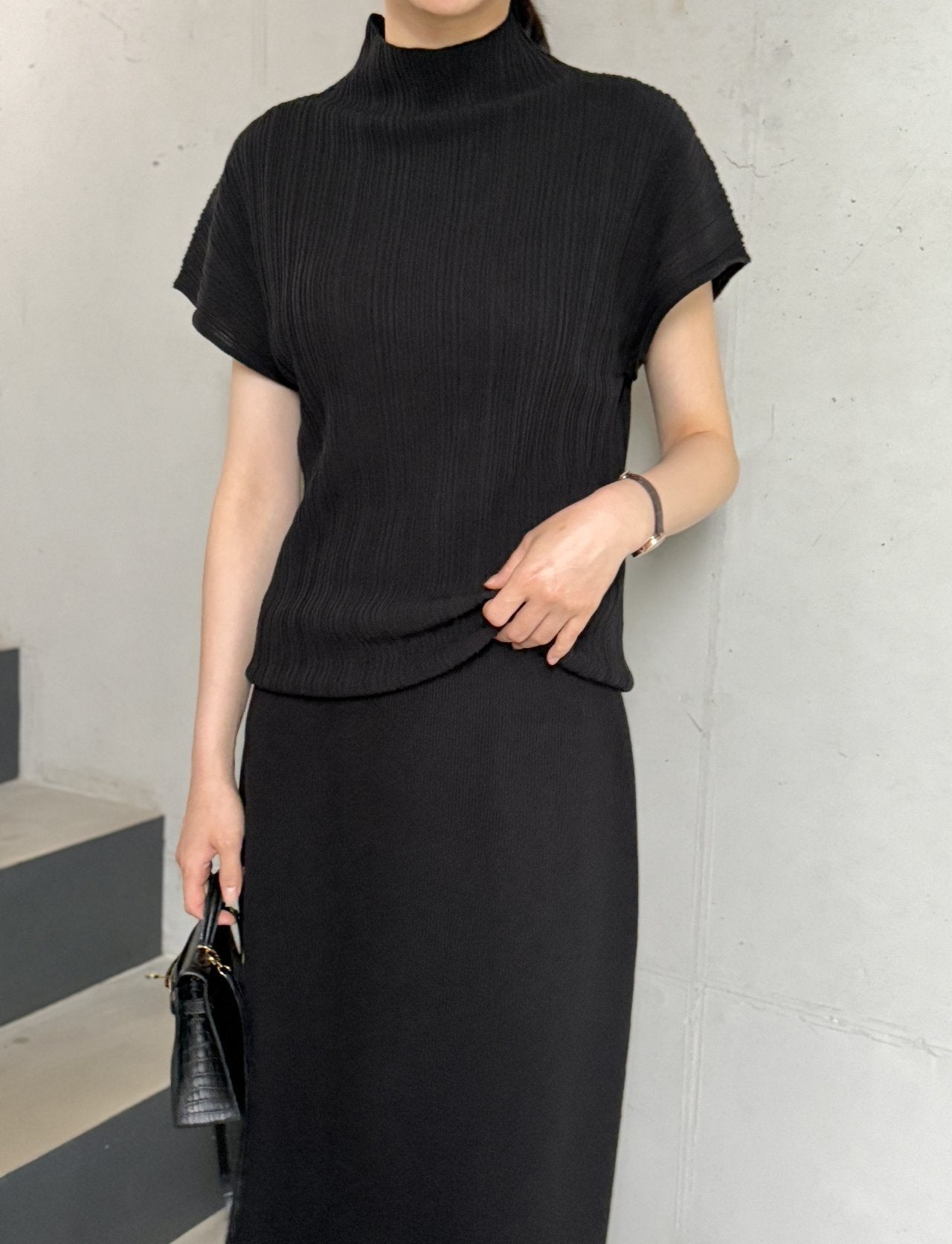 Lino Pleated Seamless Knit (Mock-neck) - Black