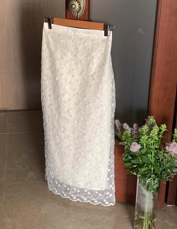 [Best Seller] Sculptural Silk-Lined Lace Skirt