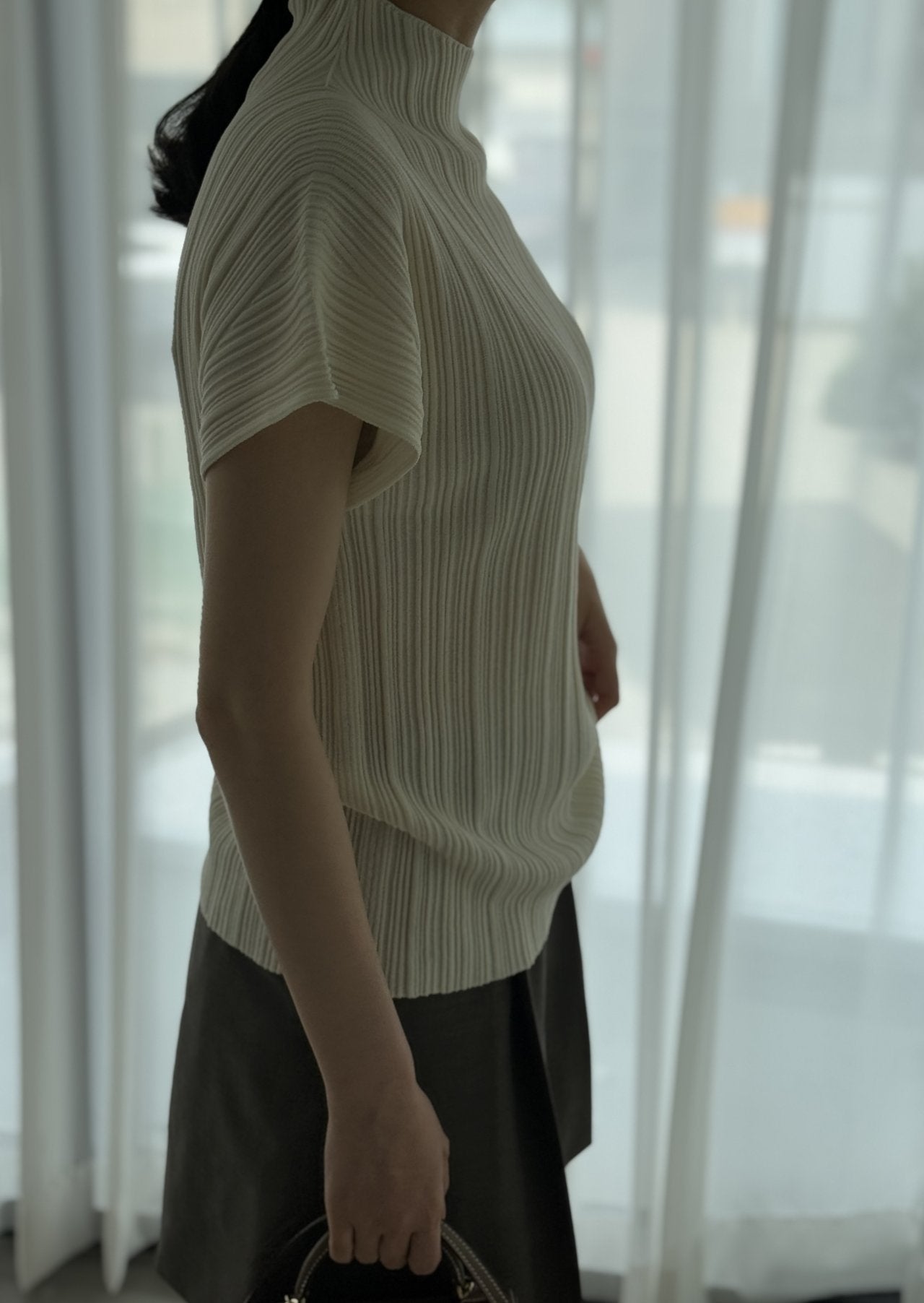 Lino Pleated Seamless Knit (Mock-neck) - Cream Ivory