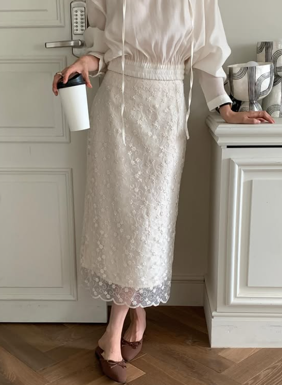 [Best Seller] Sculptural Silk-Lined Lace Skirt