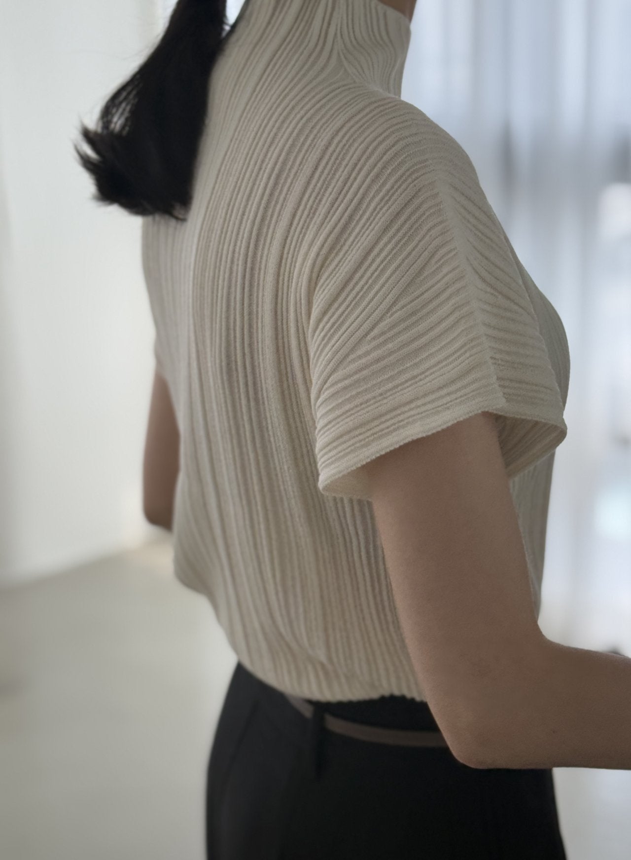 Lino Pleated Seamless Knit (Mock-neck) - Cream Ivory