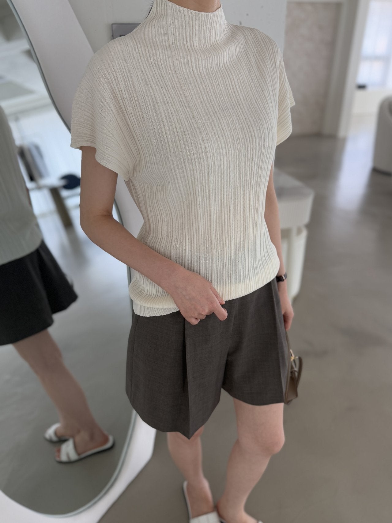 Lino Pleated Seamless Knit (Mock-neck) - Cream Ivory