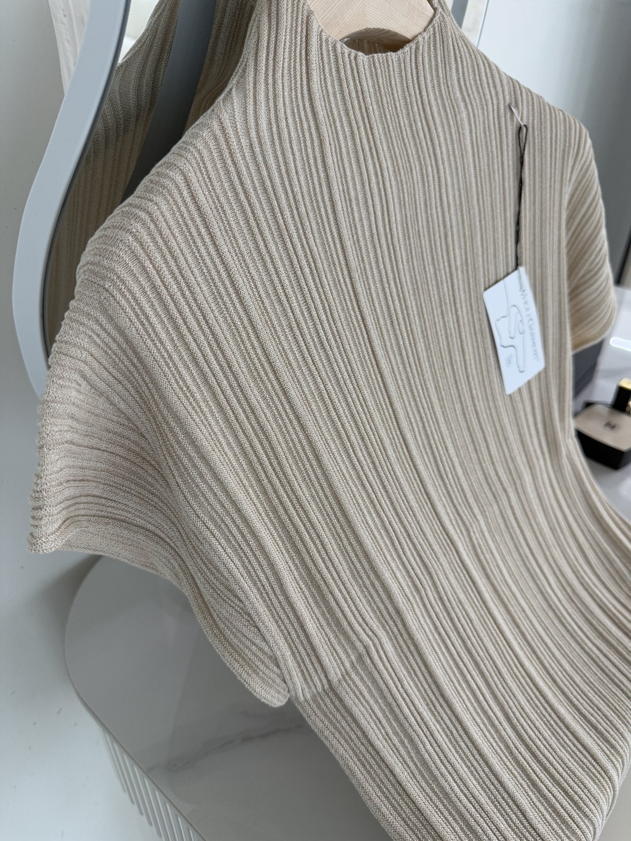 Lino Pleated Seamless Knit (Mock-neck)- Linen Beige