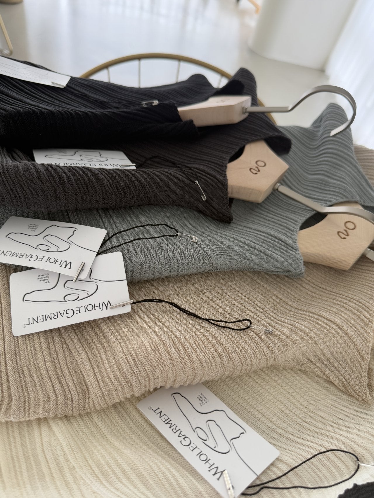 Lino Pleated Seamless Knit (Mock-neck)- Linen Beige