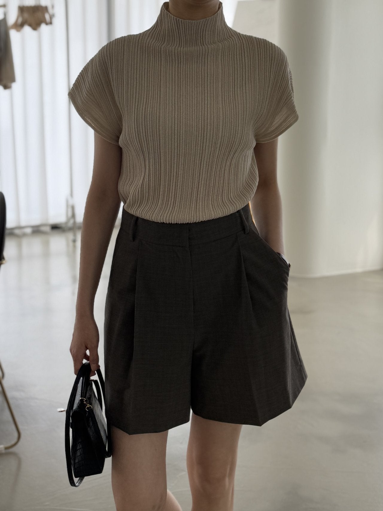 Lino Pleated Seamless Knit (Mock-neck)- Linen Beige