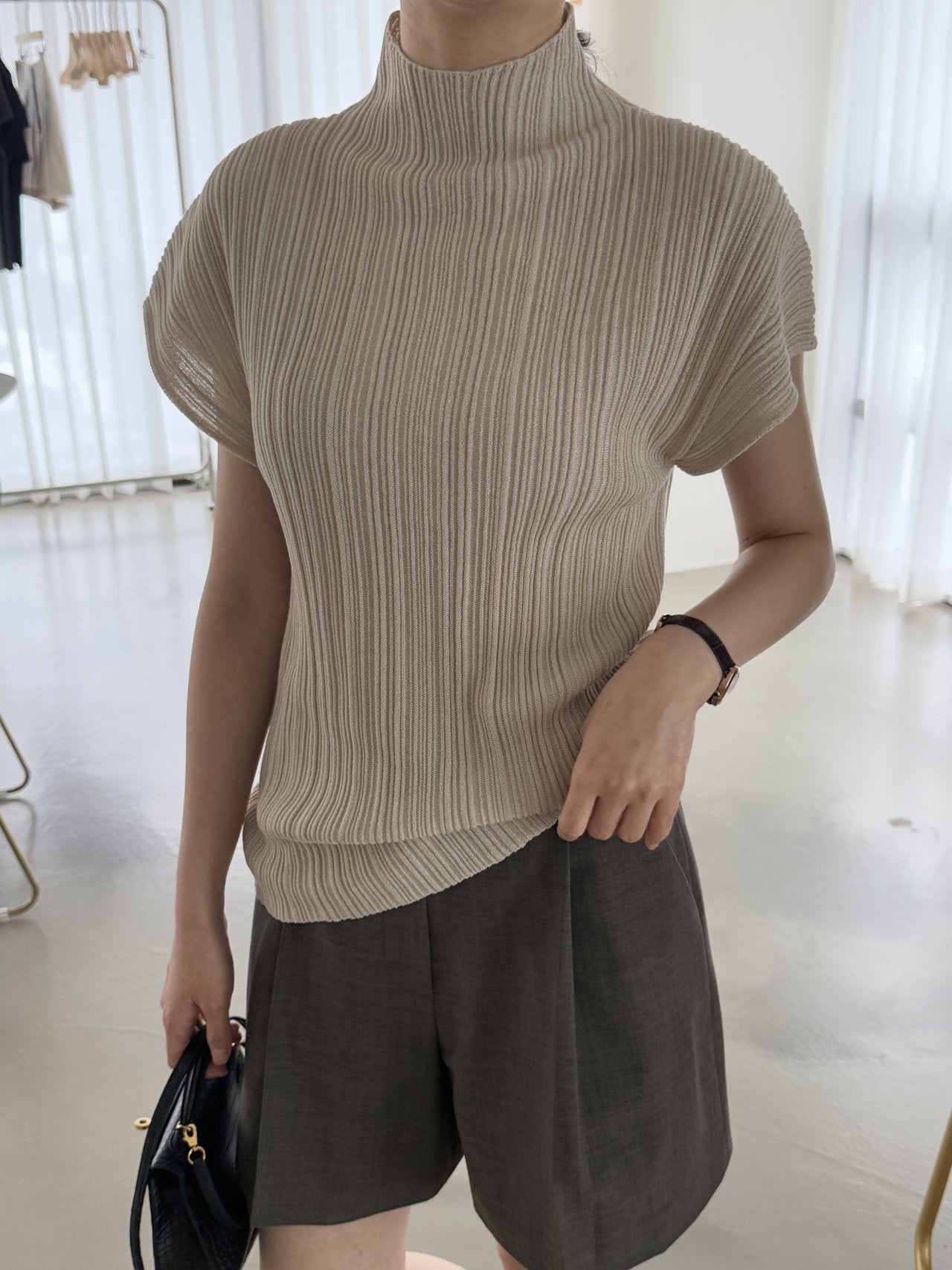Lino Pleated Seamless Knit (Mock-neck)- Linen Beige