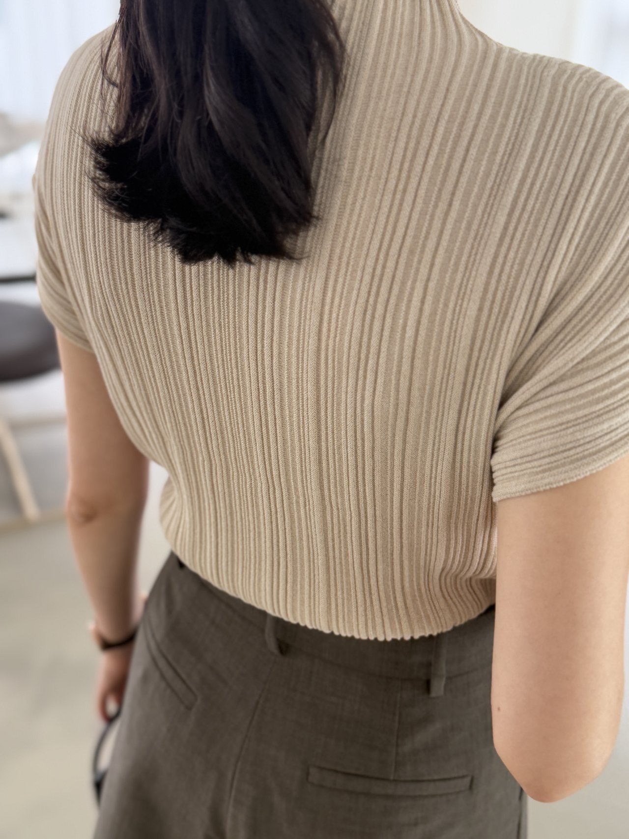 Lino Pleated Seamless Knit (Mock-neck)- Linen Beige