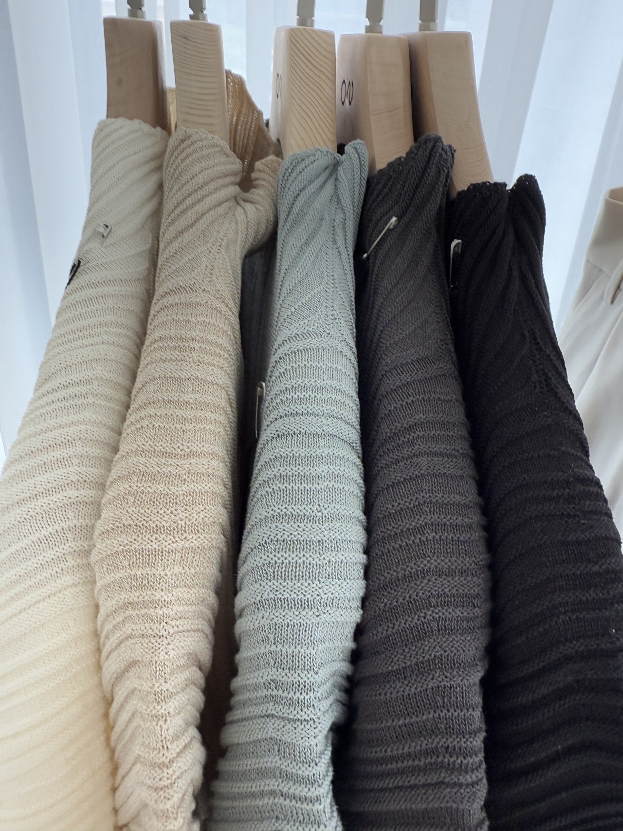 Lino Pleated Seamless Knit (Mock-neck) - Cream Ivory