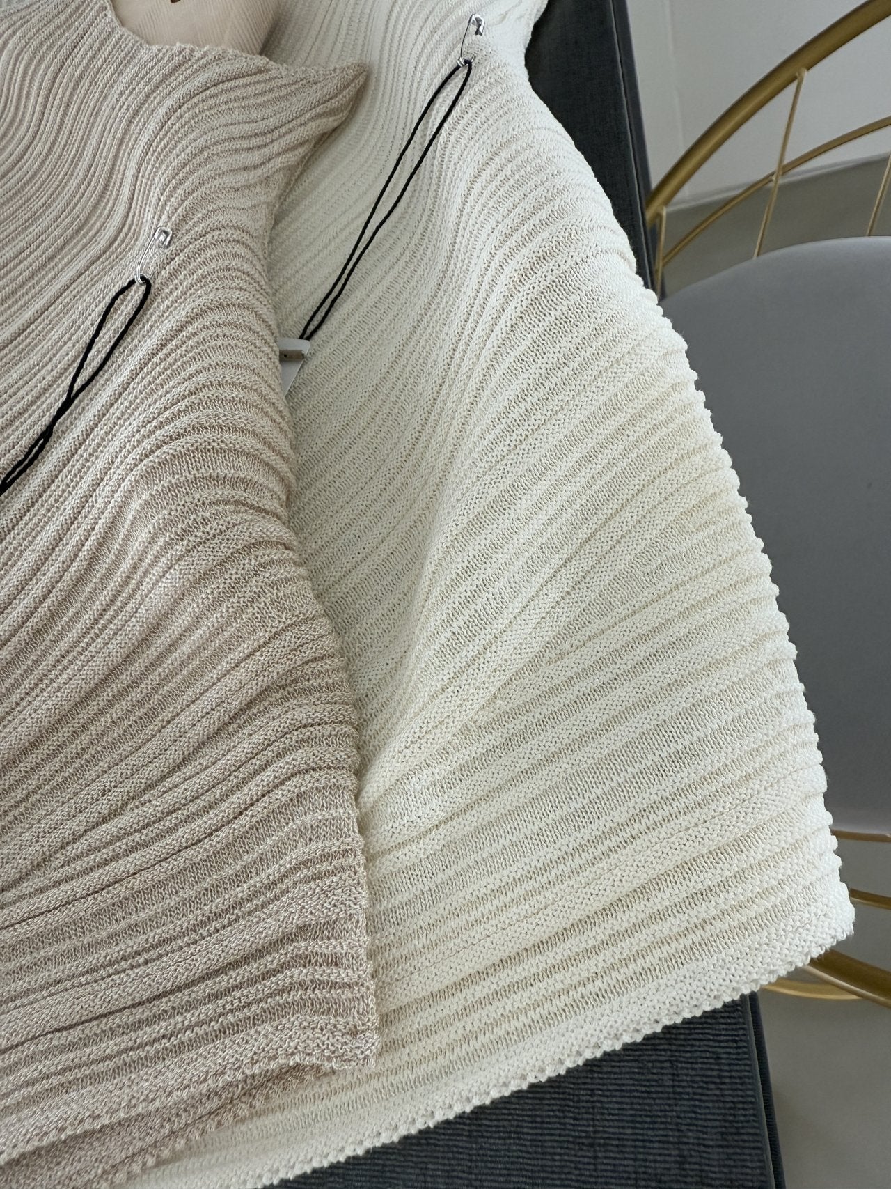 Lino Pleated Seamless Knit (Mock-neck)- Linen Beige