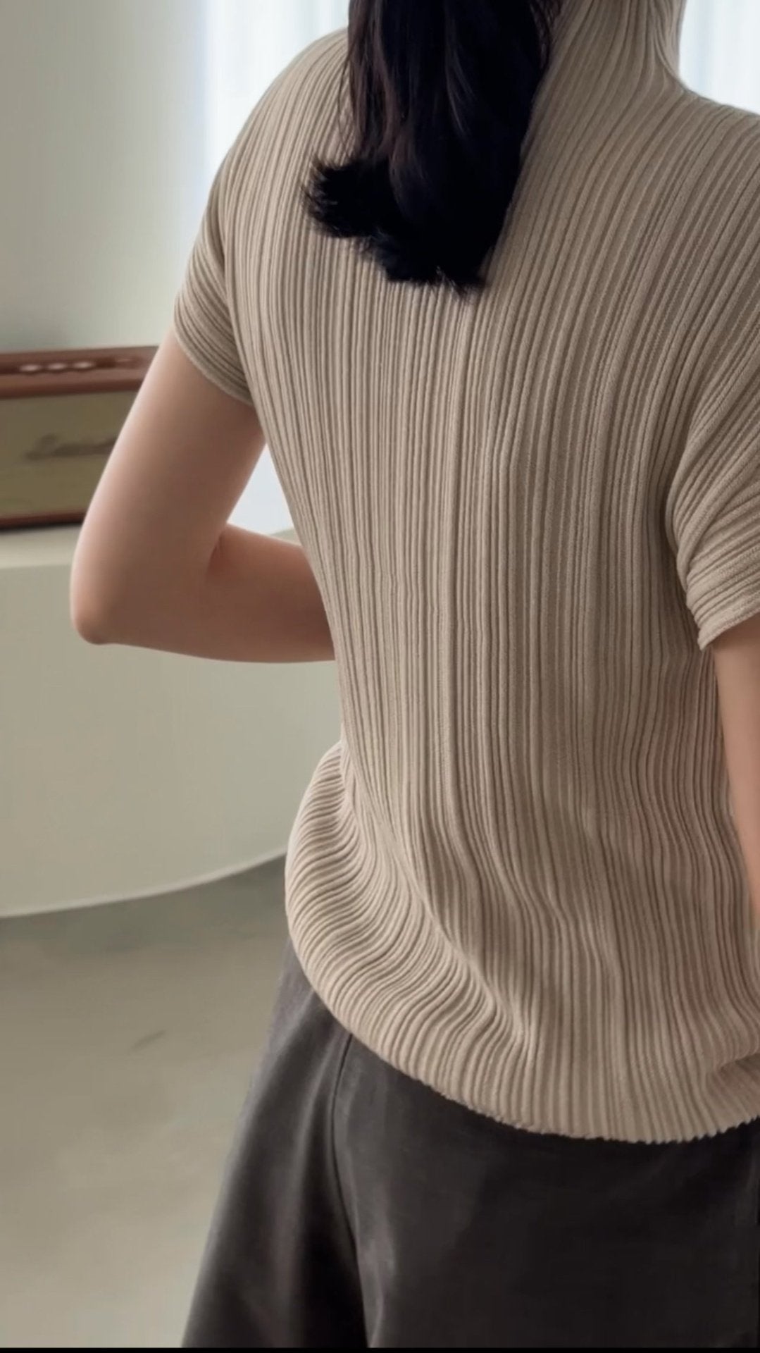 Lino Pleated Seamless Knit (Mock-neck)- Linen Beige