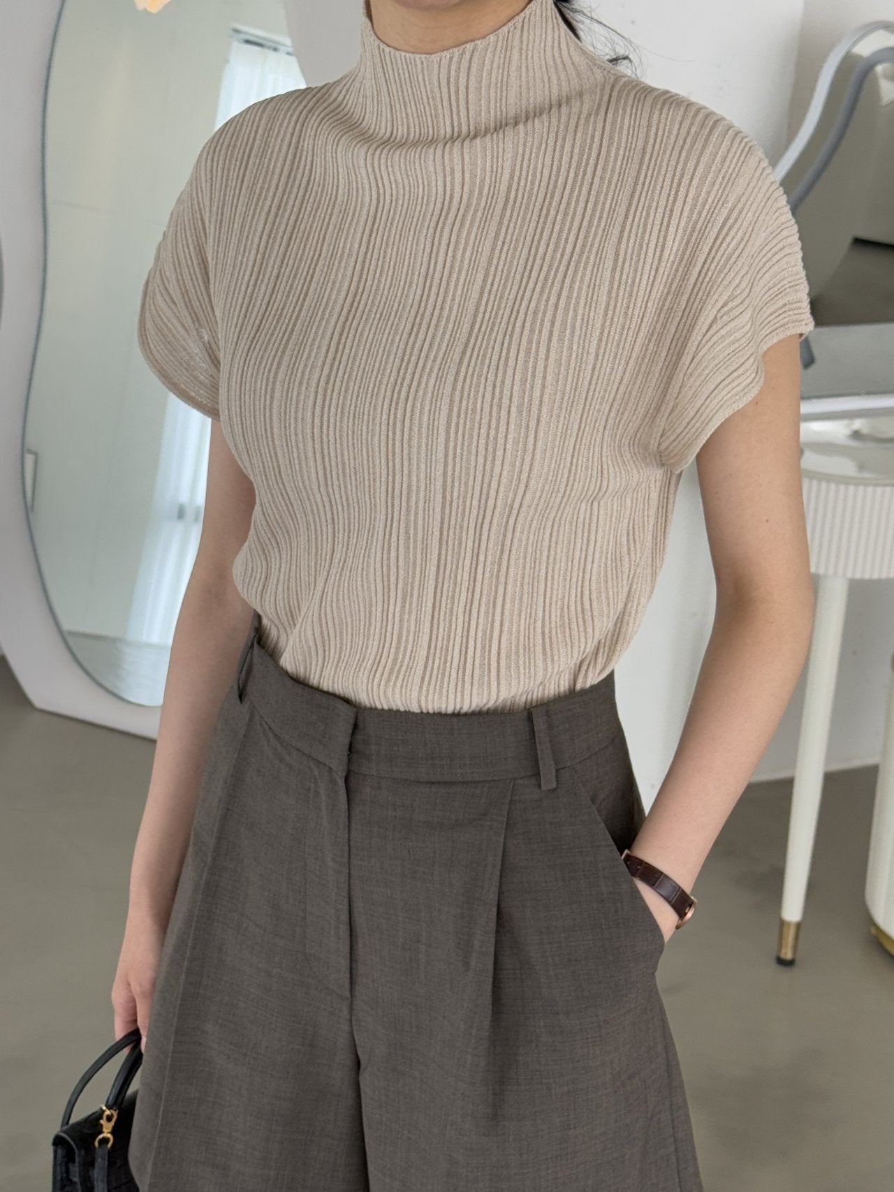 Lino Pleated Seamless Knit (Mock-neck)- Linen Beige