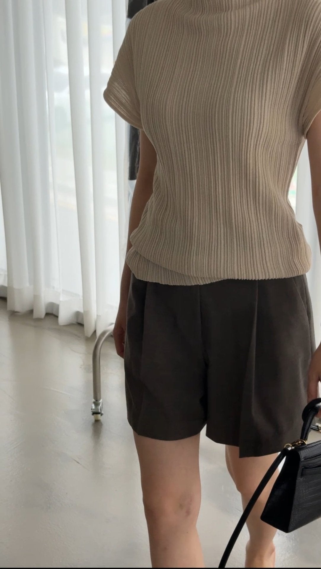 Lino Pleated Seamless Knit (Mock-neck)- Linen Beige