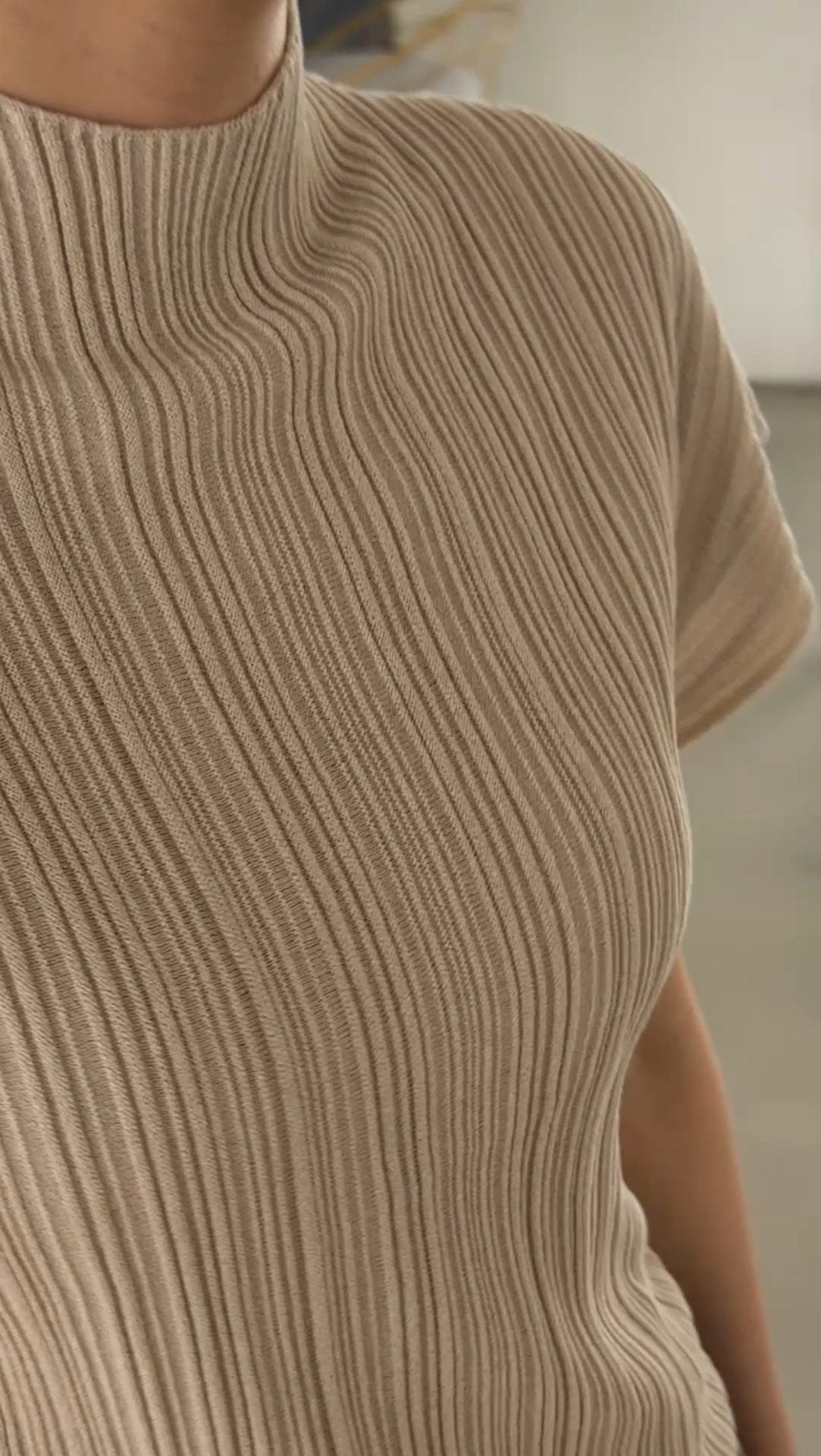 Lino Pleated Seamless Knit (Mock-neck)- Linen Beige