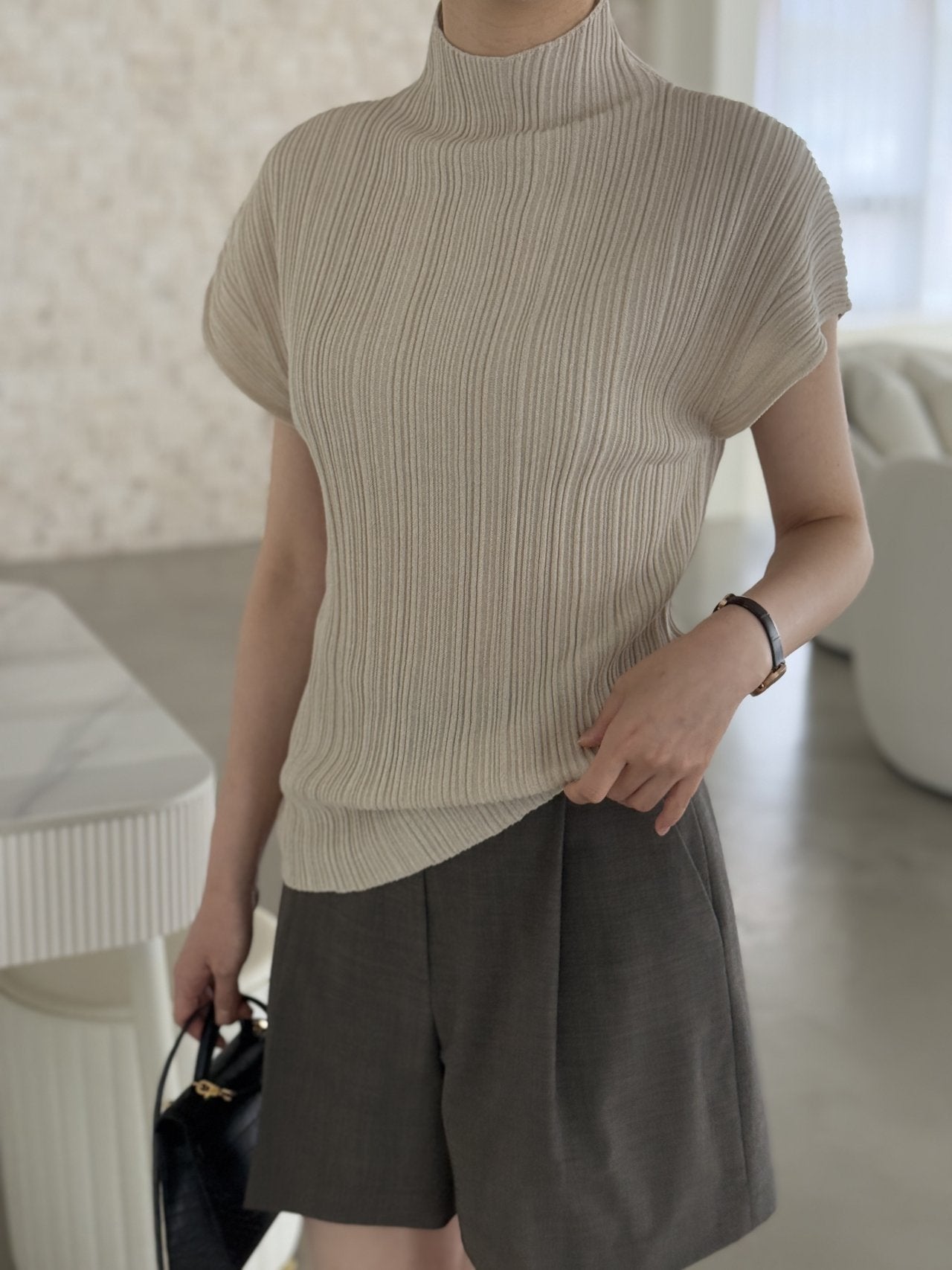 Lino Pleated Seamless Knit (Mock-neck)- Linen Beige