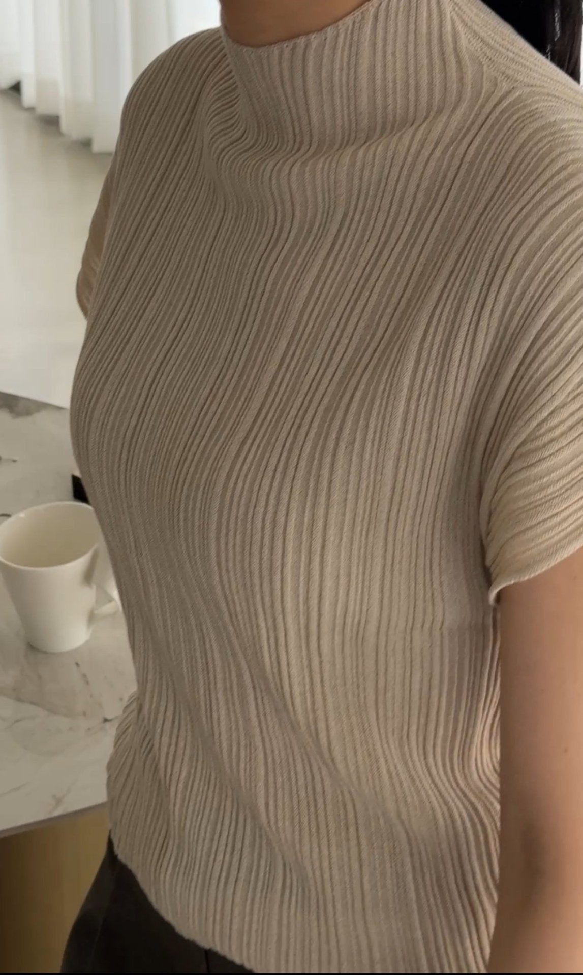 Lino Pleated Seamless Knit (Mock-neck)- Linen Beige