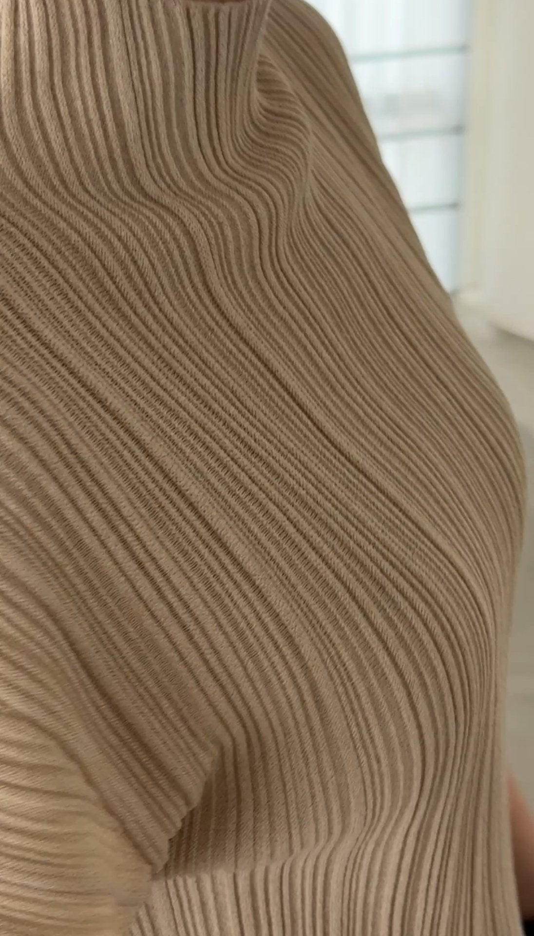 Lino Pleated Seamless Knit (Mock-neck)- Linen Beige