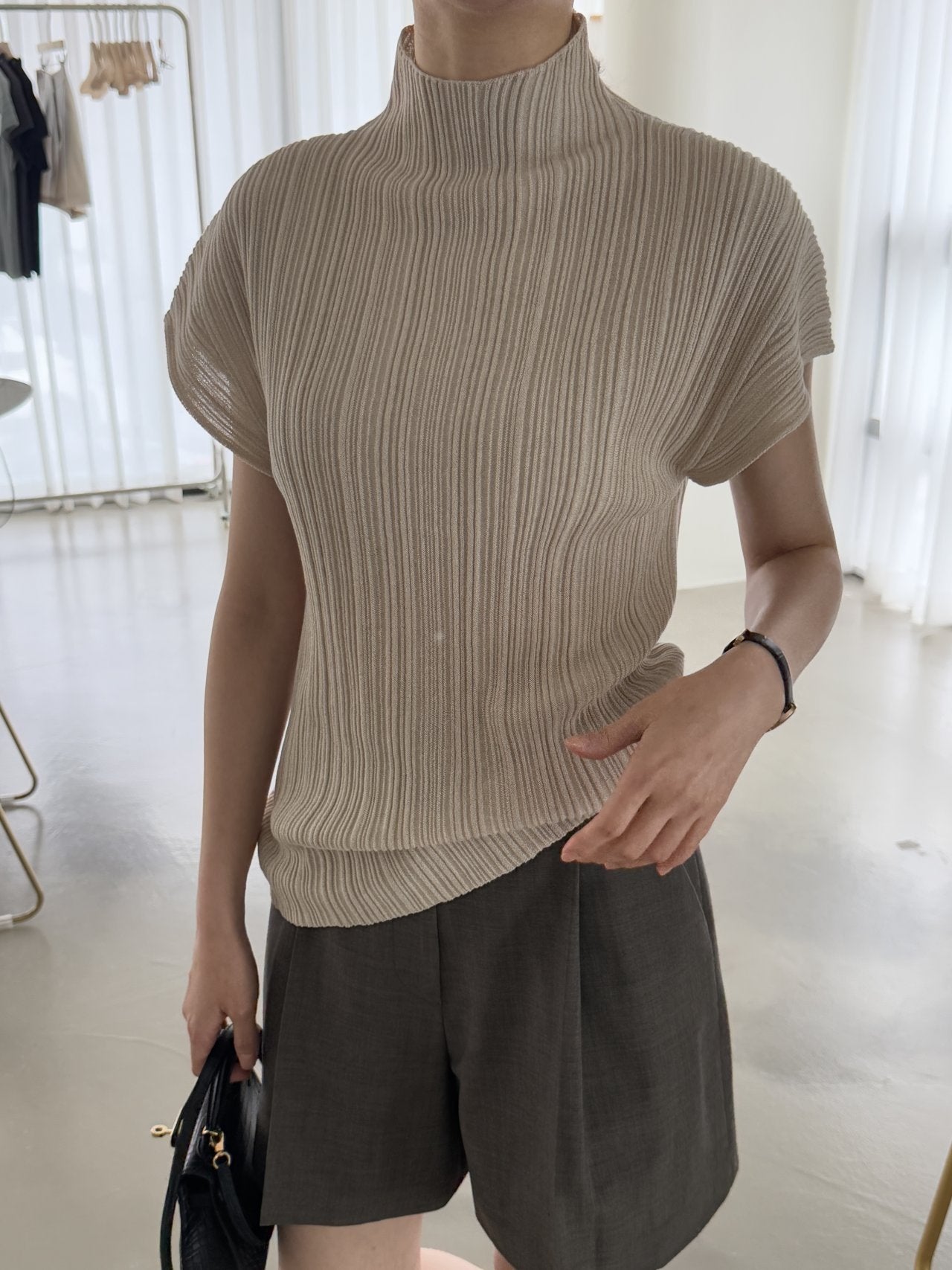 Lino Pleated Seamless Knit (Mock-neck)- Linen Beige