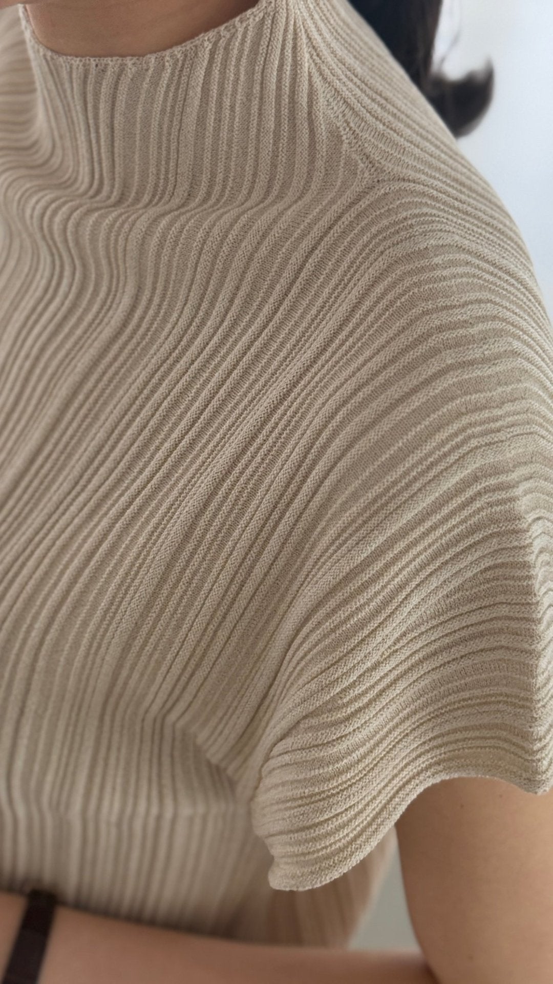 Lino Pleated Seamless Knit (Mock-neck)- Linen Beige