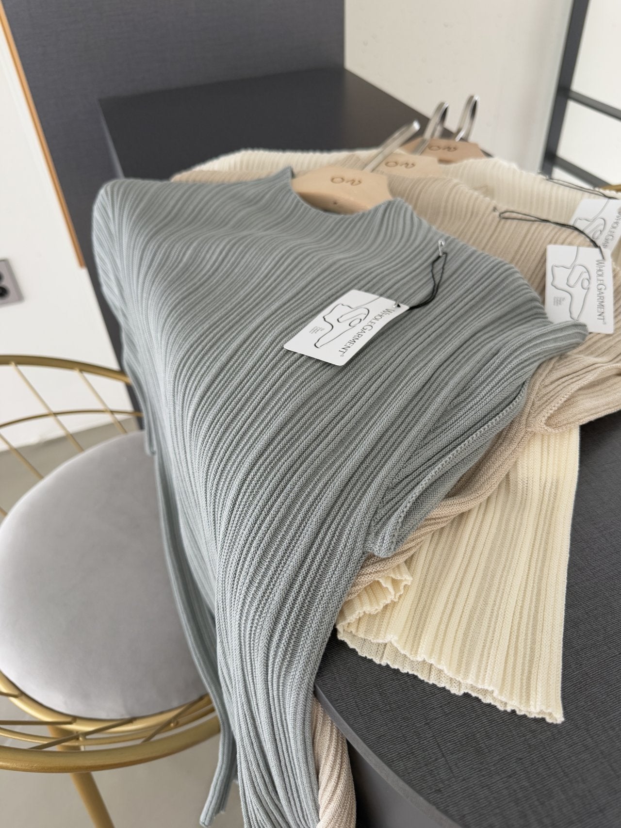 Lino Pleated Seamless Knit (Mock-neck) - Blue Grey