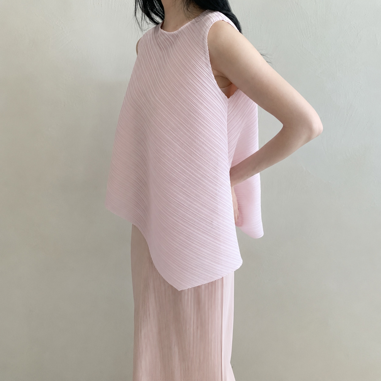 Air-Hole Asymmetrical Pleated Tank Top